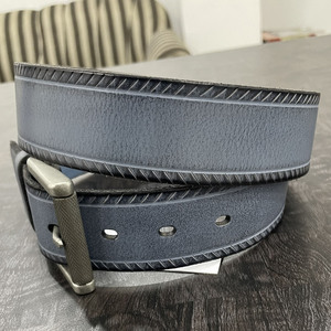 Elegante Cinturón de Cuero Genuino Azul para Hombre con Borde Repujado y Hebilla con Acabado Antiguo - Product Image 2