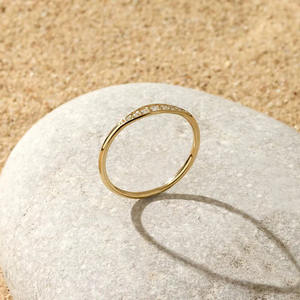 Anillo de Compromiso Minimalista de Diseño Personalizado para Mujer, Plata de Ley 925 Maciza, Chapado en Oro, con Incrustaciones de Moissanita de Corte Brillante - Product Image 2