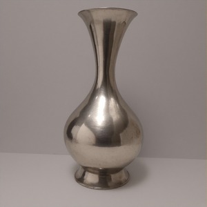 Jarrón de aluminio Pentagon, acento decorativo elegante y duradero para decoración florística y del hogar - Product Image 5