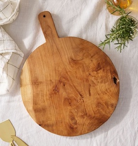 Planche à découper en bois d'inspiration vintage avec un design rustique sculpté à la main, parfaite pour les cuisines de style campagnard et de ferme - Product Image 6