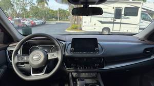 Nissan Rogue SV SUV 2023, sièges en cuir automatiques, toit ouvrant panoramique - Product Image 4