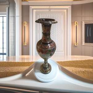 Florero de latón pulido brillante y de alta calidad con cuello estrecho para decoración a un precio asequible - Product Image 1