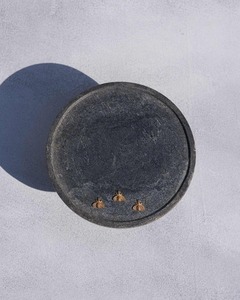 ฐานวางเค้กทรงกลมหินสีเทาโมเดิร์นพร้อมฐานไม้ตกแต่งลายผึ้งสีทอง ฐานวางขนมหวานแบบโมเดิร์นสำหรับตกแต่งบ้านและโรงแรม - Product Image 3