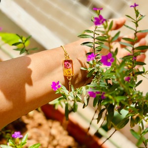 Pulseras de resina hechas a mano de fabricación india con purpurina de flores incrustadas o conchas para mujeres disponibles para precio de exportación - Product Image 4