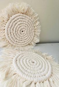 Juego de posavasos de macramé redondo | Tapetes bohemios hechos a mano, decoración de mesa de cuerda de algodón, accesorio de comedor bohemio rústico - Product Image 3