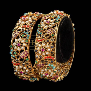 Bracelets en laiton ajourés ornés de pierres multicolores et de détails en perles. Disponible à prix de gros. - Product Image 1