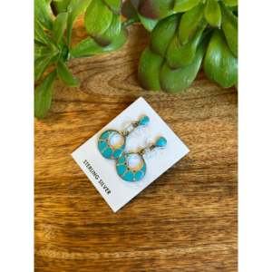 Boucles d'oreilles pendantes en argent sterling et turquoise, faites à la main par des artisans Navajo, avec incrustation géométrique - Product Image 4