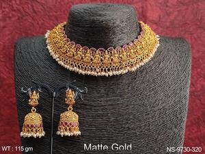 Conjunto de Joyería de Diseño Elegante con Acabado Mate Dorado, Diseño Laxmi, Hermoso Accesorio Tradicional para Mujer, Collar de Templo - Product Image 5