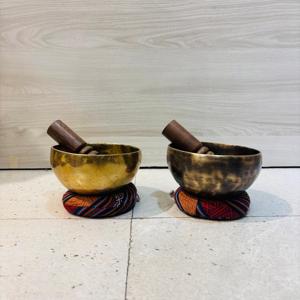Bol chantant fait main en métal bronze traditionnel d'inspiration himalayenne avec design personnalisable pour la thérapie de bain par le son de guérison des chakras - Product Image 3