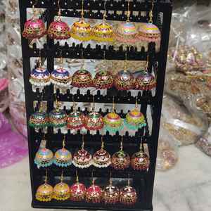 Boucles d'oreilles Jhumka Meenakari faites à la main en gros |   Bijoux de mariage rajasthani peints à la main pour le mehndi, le sangeet et les cadeaux de demoiselles d'honneur - Product Image 1