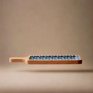 Plato en forma de paleta de madera con plumas de pavo real estilo artesano para fiestas - Product Image 3