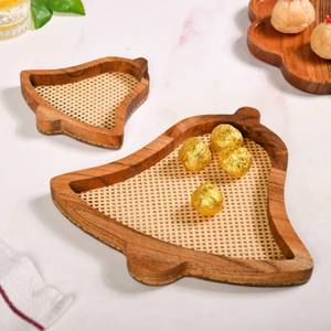 Platos de madera Jingle Bells con tejido de ratán Estos platos tienen forma de cascabeles hechos de madera - Product Image 3