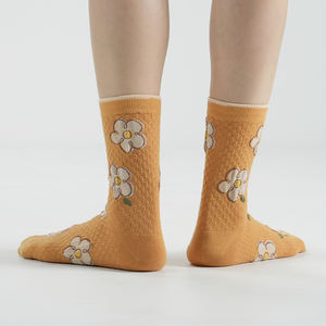 Chaussettes en coton pour femmes Kikiya, respirantes, à imprimé floral, décontractées, grand motif floral, usage quotidien, techniques de tricot ODM, classe 4 - Product Image 5