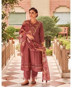Precioso conjunto de satén estacional Salwar Kameez Dupatta con diseño impreso opulento - Product Image 1