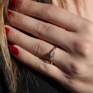 Bague de fiançailles en diamant taille ovale 8x6mm avec pierres latérales marquises | Bijoux de mariée minimalistes en argent sterling plaqué or 18 carats - Product Image 4