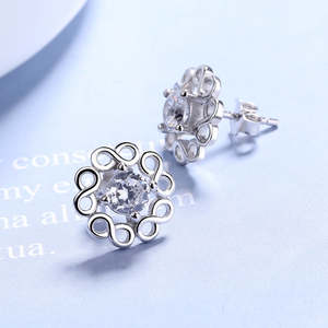 Orecchini a Fiore Infinito in Argento Sterling con Cristalli, Gioielli Eleganti e Senza Tempo - Product Image 2