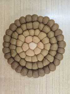 Juego de posavasos de bola de fieltro de lana hecho a mano de primera calidad, alfombrilla de lana absorbente elegante con diseño Art Deco para bodas, cumpleaños, Diwali - Product Image 2
