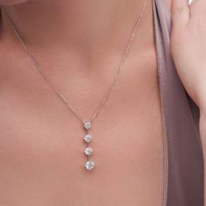 Collier pendentif en forme de larme en diamant céleste de 2,78 carats pour femmes en or blanc 14 carats, bijoux fins cultivés en laboratoire - Product Image 1