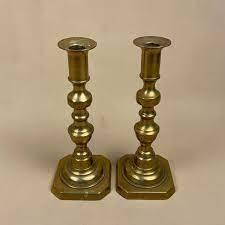 Par de candelabros de latón. Nuestros candelabros de latón son nuestros favoritos y pueden ayudarte con todas tus necesidades de estilo de mesa. - Product Image 4