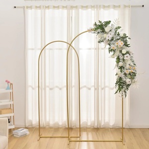 Ensemble de supports de toile de fond pour fleurs en forme d'arc en métal doré pour mariage en plein air Design moderne en vrac à un prix raisonnable. - Product Image 2