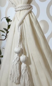 Attaches de rideaux longs en coton avec pompons, couleur personnalisée, style campagnard, idées de cadeaux de pendaison de crémaillère, décoration bohème pour la maison, supports de rideaux - Product Image 2