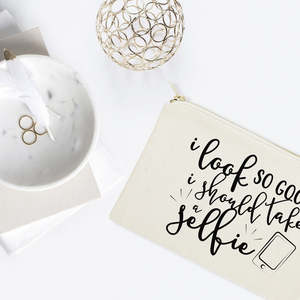 กระเป๋าเครื่องสำอางผ้าแคนวาสพร้อมซิปปิดลายตัวอักษร "ฉันดูดีมาก ฉันควรถ่ายเซลฟี่" กระเป๋าเครื่องสำอางพิมพ์ลาย - Product Image 3