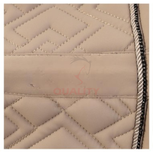 Manta de silla de montar inglesa premium con diseño acolchado, forro suave y transpirable, construcción duradera para mayor comodidad del caballo y estabilidad del jinete. - Product Image 3