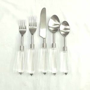 Compra cubiertos reutilizables de acero inoxidable y cerámica para restaurante, vajilla con mango redondo a granel para disfrutar de tus comidas favoritas - Product Image 2