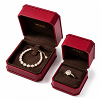 Boîte d'emballage de bijoux en similicuir rouge de qualité supérieure avec intérieur en velours doux pour les marques de bijoux et les magasins de détail