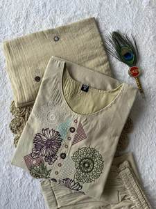 Kurta en coton pur, coupe A, avec pantalon et dupatta, motifs de col, choli pour femme, vente en gros - Product Image 3