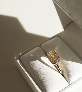 แหวนหมั้นเพชรโมอิสเจียระไนแบบประกายเพชร1.75 CT เม็ดน้ำแข็งยาวประกายเพชรการตั้งค่าขอบแบบทันสมัย - Product Image 2