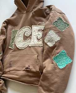 Sudadera personalizada hecha a mano, un diseño extragrande y corto, muy especial, con efecto desgastado y bordado con apliques y parches bordados. - Product Image 6