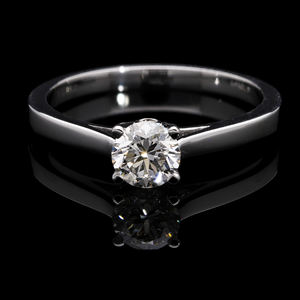 Bague de fiançailles solitaire en or 14K avec diamant brillant rond naturel de 0,41CTW dans un cadre minimaliste à quatre griffes effilées - Product Image 2