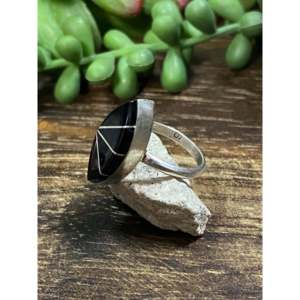 Bague Navajo faite à la main en onyx et argent sterling incrusté, taille 4.75 - Product Image 4