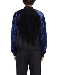 Chaqueta bomber satinada bicolor personalizada para hombre, estilo urbano, mangas raglán en contraste, chaqueta universitaria de béisbol, abrigo brillante con cremallera. - Product Image 2