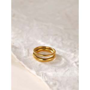 Anillo Unisex de Doble Banda Chapado en Oro de 18K, Resistente al Deslustre, con Incrustaciones, Impermeable, con Cadena Dorada - Regalo Perfecto para Ella - Product Image 3