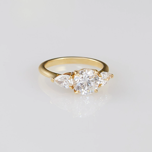 Anillo de diamantes de Plata de Ley 925 de tres piedras de diseñador en moissanita con anillo de compromiso para mujer sin imperfecciones VS Clarity - Product Image 3