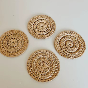 Posavasos de ratán natural elaborado con artesanía especializada, ideal para interiores de casas con temática costera o tropical de granja - Product Image 1