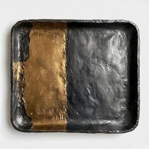 Plateau de service en aluminium satiné Mirage forme rectangulaire allongée avec poignée à bordure surélevée et texture lisse pour table somptueuse - Product Image 3