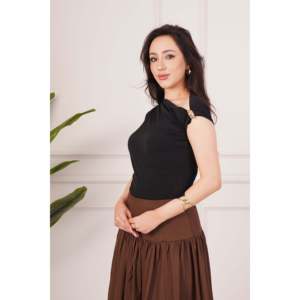 Blusa Negra para Mujer LUSTRIN con Detalle de Hebilla en el Hombro y Cuello con Lazo, Tela Fluida de Poliéster y Elastano para Uso Casual y de Oficina - Product Image 2