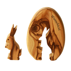 Lapin de Pâques personnalisé dans un œuf, décoration de table en bois d'olivier - Product Image 1
