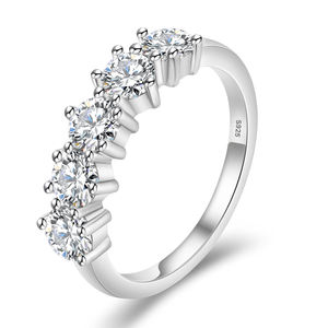 Anillo de Compromiso de Plata de Ley S925 Chapado en Oro Blanco de 14K con 5 Piedras de Moissanita D VVS1 Creadas en Laboratorio, Joyería para Mujer, Aniversario - Product Image 1