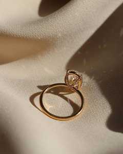 Anillo de compromiso de moissanita de corte ovalado de 4 quilates Anillo ovalado de hielo triturado alargado con brillo máximo Perfecto para novias modernas - Product Image 6