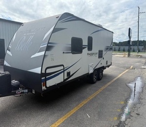 Camping-car K-E-Y-S-T-O-N-E RV CO ULTRRA E-L-I-T-E 28BH modèle 2020 d'occasion en excellent état, haute performance, 36 pieds de long, charge utile de 2000 kg, couleur foncée, à vendre - Product Image 4