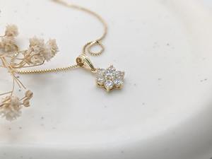 Collar con Colgante de Diamante Moissanite de Moda con Diseño de Flor en Oro de 14k para Mujer, Joyería Fina Minimalista a Bajo Precio - Product Image 3