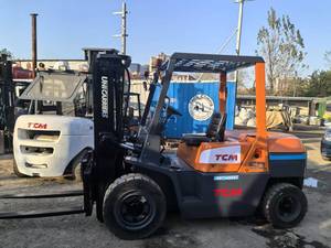 Chariot élévateur TCM 5 tonnes d'occasion, bon prix et bon état, composants principaux : boîte de vitesses, pompe, moteur, roulement pour mines/construction/ports - Product Image 2