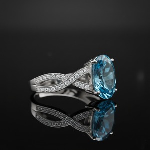 Anillo de Compromiso Minimalista de Plata de Ley 925 con Engaste de Bisel y Canal, Corte Ovalado, Topacio Azul, Certificado por Terceros - Product Image 2