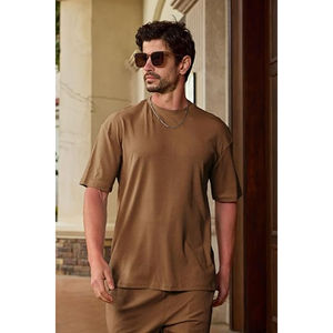 Ensemble d'entraînement élégant pour hommes T-shirt et short assortis pour les activités sportives de course à pied ou de week-end - Product Image 1