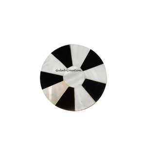 Bouton de tiroir en résine et en bois incrusté de nacre noir et blanc Tiroir d'armoire décoratif fait à la main pour meubles modernes et de luxe - Product Image 1