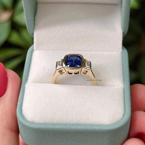 Elegante anillo de corte de cojín azul real de tres piedras con detalles de baguette incoloro en diseño de conjunto de bisel Anillo de bodas perfecto para ella - Product Image 2